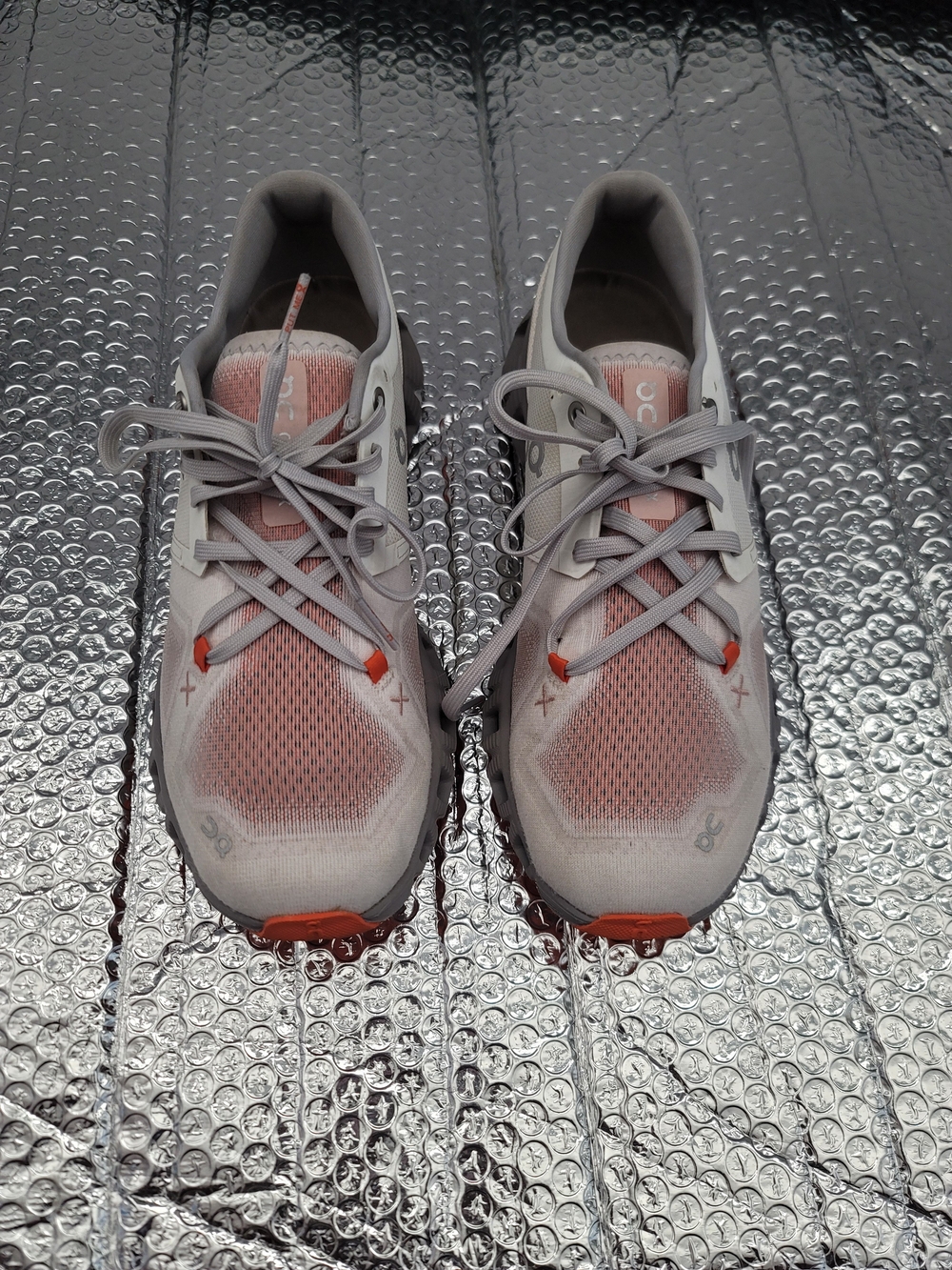 On Running Cloud Women's Running Shoes in Light Gray and Coral - Picture 4 of 8